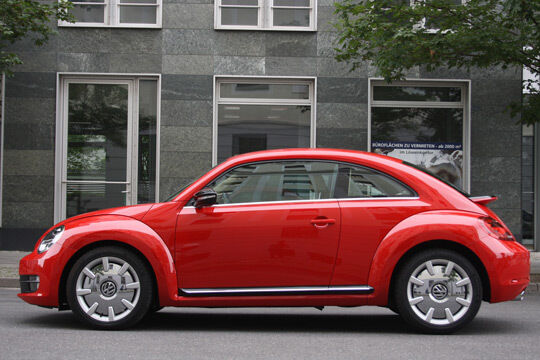 Mit dem Nachfolger des „New Beetle“ vob 1998 will VW das Thema „modernes Auto mit historischem Bezug“ diesmal erfolgreicher angehen. (VW)