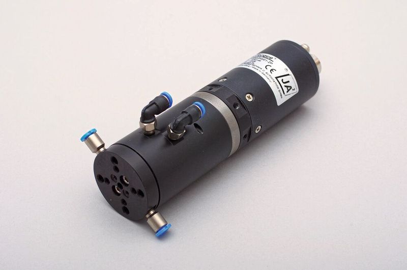 Neu im Sortiment: Hoch dynamische Endlosdrehachsen vom Typ Fortorque FT01 mit 2- und/oder 1-Kanal-Drehdurchführungen zum Anschluss von Pneumatikgreifern und Vakuumsauggreifern. (Bild: JA2 GmbH)