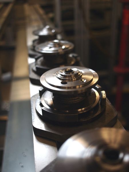 Das Bauteil Lagergehäuse bildet die Verbindung zwischen Turbine und Verdichter eines Turboladers. (IHI Charging Systems International)