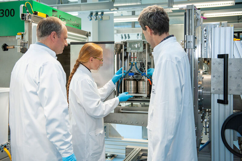 Forschungs- und Versuchsanlage am Fraunhofer IZI. Für den Einsatz in der industriellen Impfstoffproduktion werden die Abmessungen der Anlage noch auf die Größe eines Kühlschranks schrumpfen. (Fraunhofer IZI)