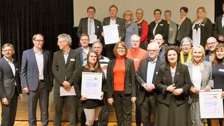 Die Preisträgerinnen und Preisträger des Niedersächsischen Gesundheitspreises sowie die Initiatoren und Organisatoren rund um Dr. Carola Reimann, Nds. Sozialministerin  (Niedersächsisches Ministerium für Soziales, Gesundheit und Gleichstellung, Holger Hollemann)