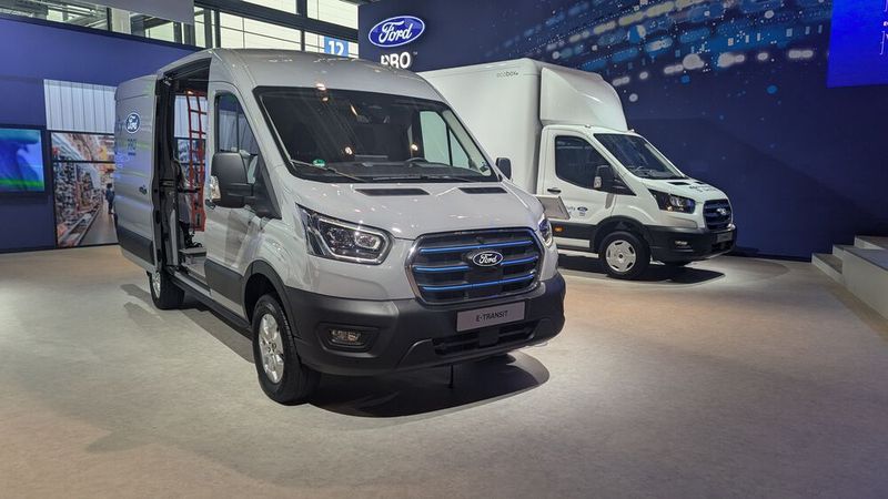 Den E-Transit bietet Ford künftig mit einer größeren 89-kW-Batterie an. Die Reichweite beträgt dann nach Herstellerangaben bis zu 402 Kilometer. Die Bestellbücher öffnet Ford im Oktober, die Produktion beginnt Anfang 2025.  (Bild: Simon – VCG)