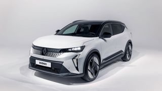 2024 feiert der Renault Scenic sein Comback. Allerdings handelt es sich um ein knapp 4,50 Meter langes Kompakt-SUV mit E-Antrieb. (Bild: Renault)