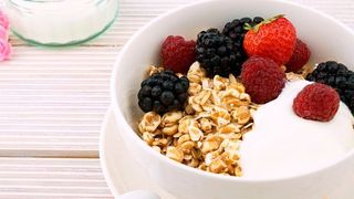 Forscher haben herausgefunden, dass eine ballaststoffreiche Ernährung den Verlauf von chronisch-entzündlichen Gelenkerkrankungen positiv beeinflussen und zu einer Stärkung der Knochen führen kann. (gemeinfrei)