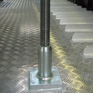 Hochsicherheits-Bauteil: An vier von diesem Hochsicherheits-Gewindebolzen aus «gehätscheltem» Stahl und gerolltem Gewinde hängt die Großkabine.