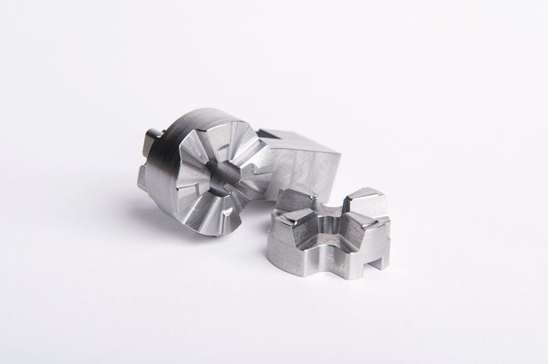 3D-Flächen: Die Nockenteile werden aus Vollmaterial gefräst und kommen bei Prototypen für die Höhenverstellung der Lenksäule zum Einsatz. (Bild: Soluma)