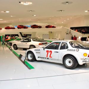 23 Fahrzeuge umfasst die Sonderausstellung „Die Transaxle-Ära“ im Porsche-Museum, die noch bis zum 16. Oktober andauert.(Foto:  Dominsky)
