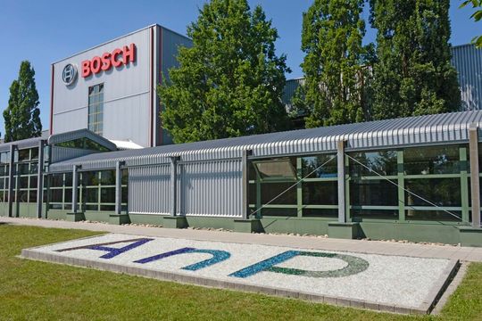 Der Chipmangel durch den Nexperia-Streit zwischen den Niederlanden und China wirkt sich auf deutsche Unternehmen aus. Das Thema Kurzarbeit wird schon nicht mehr nur diskutiert, denn Bosch hat nun für die Standorte Salzgitter und Ansbach (Bild) dieselbe angemeldet.(Bild:  Bosch)
