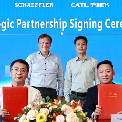 Vorne (v. l. n. r.): Dr. Xiangbin Chen, President E-Mobility Schaeffler Greater China, und Oscar Luo, Executive President und Head of Global Business Development bei CATL; hinten (v. l. n. r.): Thomas Stierle, Vorstand E-Mobility der Schaeffler AG, und Dr. Bruce Li, Executive President Quality Systems bei CATL. (Bild: CATL)