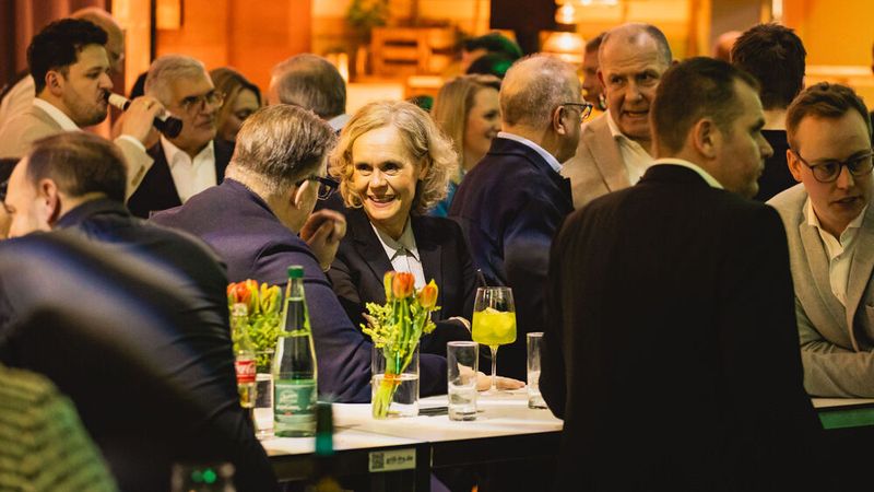 Entspanntes Networking stand ganz oben auf der Agenda. (Bild: Stefan Bausewein)