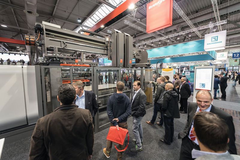 Direkt vernetzt mit der ByStar Fiber ist das neue Be- und Entladesystem ByTrans Cross. Es bewegt den gesamten Materialfluss rund um das Laserschneiden. (Bild: Bystronic)