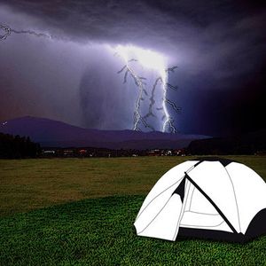 Camping bei Gewitter? Möglichst Autos oder Gebäude aufsuchen.(Bild:  VDE e.V.)