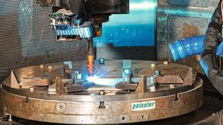 Beim 3D-Druck kommt das Wire Arc Additive Manufacturing (WAAM) zum Einsatz. Dabei wird mit einem Lichtbogen-Schweißgerät ein Metalldraht aufgeschmolzen und so nach und nach das Bauteil generiert. (Bild: Peiseler / Ulrich Perrey)