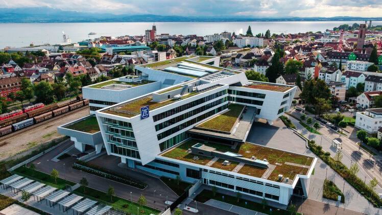 ZF Friedrichshafen will seine Unternehmensstrukturen neu ausrichten. Der Automobilzulieferer will die Bereiche Nutzfahrzeugtechnik, Chassis Solutions, Industrietechnik und Aftermarket stärken. Im Rahmen dessen plant das Unternehmen, die deutschen Standorte zu mehreren Standortverbünden zusammenzuführen. Dabei soll auch die Zahl der Beschäftigten in Deutschland bis Ende 2028 reduziert werden. (Bild: ZF Group)