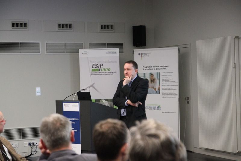 Angeregt diskutierten die Teilnehmer des Innovationsforums Esipinno über vorgestellte Lösungsansätze. Frank Höpner, Strategiechef von Cofely, stellte das Demand Side Management vor, betonte aber auch, dass die Methode in der Praxis noch am Anfang der Entwicklung stehe. (Bild: Nuissl)