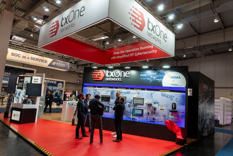 Am Stand von TX One gab unter anderem Infos zum Portable Inspector, einem tragbaren Sicherheitswerkzeug, das für die Cybersecurity von isolierten Systemen in industriellen Umgebungen konzipiert sei. Er bietet laut Hersteller Malware-Scanning und -Entfernung ohne Softwareinstallation und soll plattformübergreifend mit Windows und Linux kompatibel sein. Mit Funktionen zum Asset-Management sowie der Erstellung von Prüfberichten will er Unternehmen bei der Einhaltung von Vorschriften in hochsensiblen Bereichen wie der Luft- und Raumfahrt oder der Pharmaindustrie unterstützen. (Bild: Vogel Communications Group)