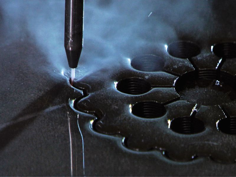 Der Trend, Faserverbundwerkstoffe in vielen Branchen immer öfter einzusetzen, verlangt nach effektiven Bearbeitungsmethoden, wie etwa dem Wasserstrahlschneiden. (Bild: Flow Europe)