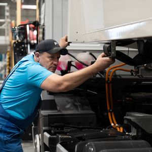 Auf Basis des Mercedes-Benz E-Econic verbindet das Fahrzeug die batterieelektrische Antriebstechnologie mit einem konsequent auf Kreislaufwirtschaft ausgerichteten Produktionsansatz. (Bild:  Mercedes-Benz Trucks)
