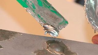 Mit dem polymergebundenen Reparatursystem „plasticmetal“ von Diamant Metallplastic aus Mönchengladbach, gelingt die Ausbesserung von Lunkern und Fehlstellen im Handumdrehen, wie es heißt. Kleine und mittelgroße Oberflächenreparaturen sollen sich an Guss-, Stahl- und anderen Metalllegierungen bewerkstelligen lassen. (Diamant Metallplastic)