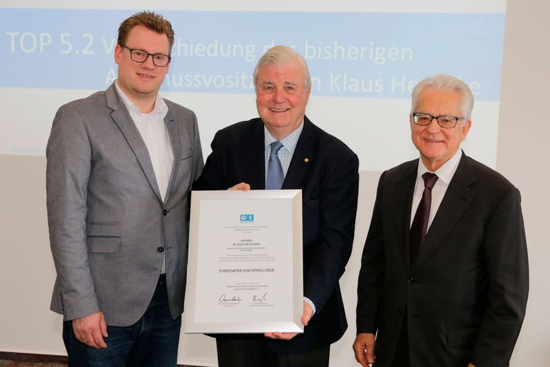 Neuer Ehrenpressesprecher: (v.li.) Hauptgeschäftsführer Carsten Beuß, Klaus Heschke und Präsident Harry Brambach. (Bild: Kfz-Gewerbe Baden-Württemberg)