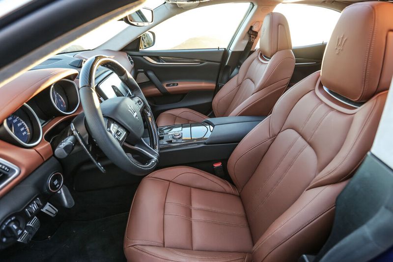 Die optisch ansprechenden Sitze verlieren bei der ersten sportlich angefahrenen Kurve ihren Reiz. Seitenhalt? Kaum vorhanden. (Bild: Maserati)