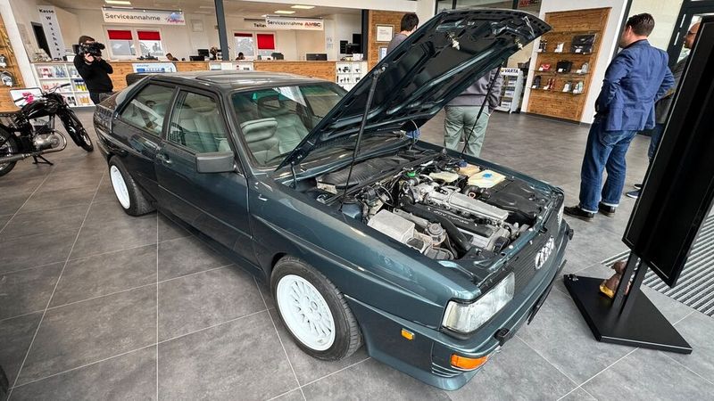 Der Audi Quattro (von Audi auch als Urquattro bezeichnet) wurde zwischen Frühjahr 1980 und Mitte 1991 hergestellt. Mit 11.452 gebauten Einheiten war er eines der ersten in größeren Stückzahlen produzierten Straßenfahrzeuge mit permanentem Allradantrieb und maßgeblich für die Erfolgsgeschichte des Quattro-Antriebs von Audi sowie für den Einsatz des permanenten Allradantriebs in Straßenfahrzeugen generell. Top-Exemplare erzielen heute Preise im sechsstelligen Euro-Bereich. (Bild: Schreiner – VCG)