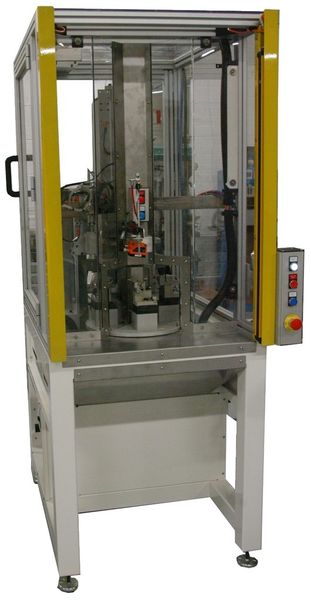Das 3D-Inline-Prüfsystem von Mesure-Systems-3D inspiziert beispielsweise Innengewinde in Bohrungen. Innere Formdefekte werden mit einer Präzision von bis zu 1 µm innerhalb weniger Sekunden entdeckt. (Bild: Mesure-Systems-3D)