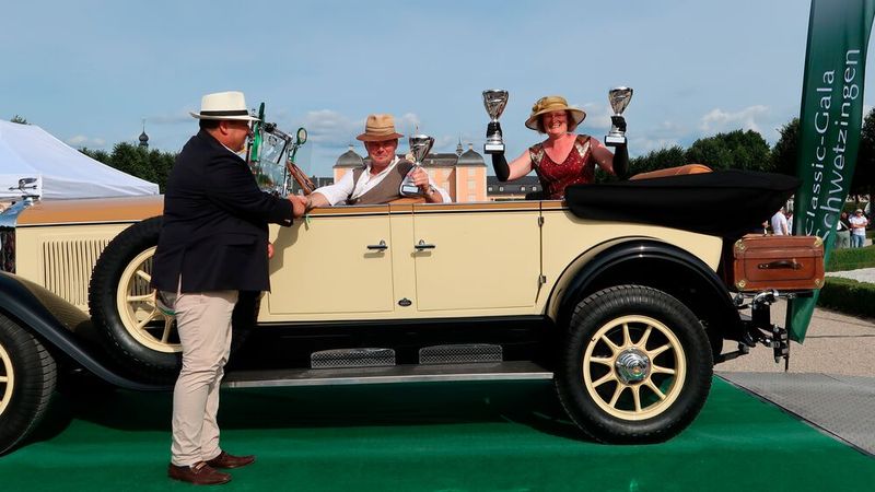Höhepunkt einer jeden Classic-Gala ist die Vergabe der Preise am Sonntagnachmittag. Inmitten des Schwetzinger Schlossparks befahren die ausgezeichneten Fahrzeuge eine Rampe, wo ihre Besitzer die Preise entgegennehmen. (Bild: Peter Diehl)