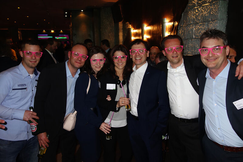 Frank Prünte (r.), ALSO, und sein Team schauten Abends durch die rosa Brille und auf eine erfolgreiche Hausmesse. (Bild: IT-BUSINESS)
