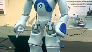 Mit einem Nao-Roboter haben die Forscher getestet, ob Menschen Robotern helfen.  (By ubahnverleih - Own work, CC0, https://commons.wikimedia.org/w/index.php?curid=49912982)
