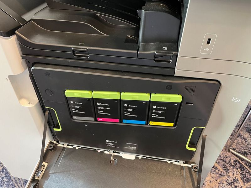 Die großvolumigen Tonerkartuschen werden durch einen Druck auf die grüne Taste entriegent und lassen sich mit einer Hand tauschen. (Bild: Vogel IT-Medien)