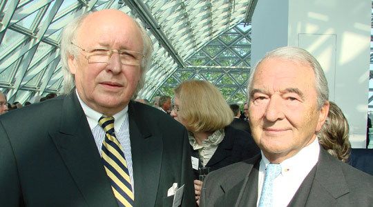 Prof. Knut Schüttemeyer (ehemaliger VW-Servicechef, li.) und Fritz Haberl betrachten die Entwicklungen der Kfz-Branche nach wie vor sehr interessiert aber dennoch mit einem gewissen Abstand. (Archiv: Vogel Business Media)