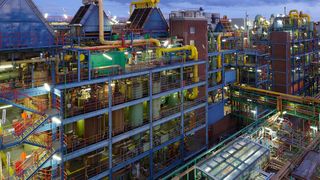 Covestro setzt seine MDI-Produktion in Tarragna fort. Das Bild zeigt die MDI-Anlage des Werkstoffherstellers in Krefeld-Uerdingen. (Covestro)