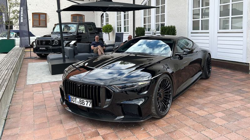 Auch Brabus zeigte am Tegernsee Teile der Fahrzeugpalette. Im Vordergrund die auf 77 Exemplare limitierte Baureihe Bodo, die an den verstorbenen Firmengründer Bodo Buschmann erinnern soll. (Bild: Peter Diehl)