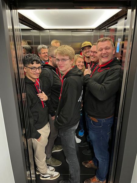 Die haben bestimmt die Waage vom Lift gehackt, damit es nicht piept und alle reinpassen. (Bild:Vogel IT-Medien GmbH)