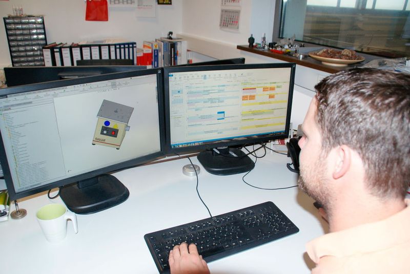 Die CAD-Konstruktion der Kantenfräsmaschinen wird mit dem integrierten PDM-System verwaltet. (Bild: Esmatec)