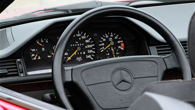 Ein Anblick, so vertaut wie die Eicheschrankwand in deutschen Wohnzimmern: Von einer derartigen Praxistauglichkeit wie sie das Armaturenbrett des W124 bot, sind moderne Automobile mittlerweile weit entfernt – leider. (Bild: Mercedes-Benz)