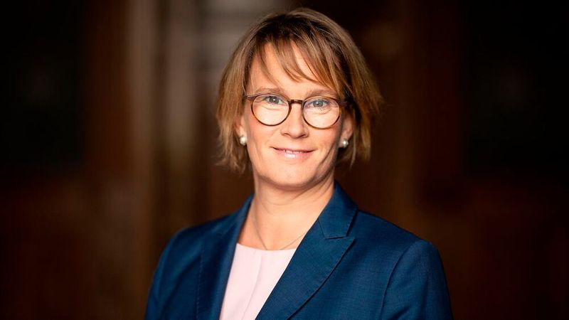 Hamburg: Melanie Schlotzhauer ist seit Dezember 2022 Senatorin für Arbeit, Gesundheit, Soziales, Familie und Integration. Sie ist Diplomverwaltungswirtin, studierte Politikwissenschaften (BA) und Sozial- und Gesundheitsmanagement (MBA). (©Senatskanzlei Hamburg)