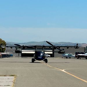 Mit ausgeklappten Flügeln ist die A5 bereit für einen VTOL-Start - oder, wie hier mit den beiden nach vorn gerichteten Kippstützen, für einen konventionellen Start oder einen Start auf einer kurzen Landebahn. (Bild:  Aska)