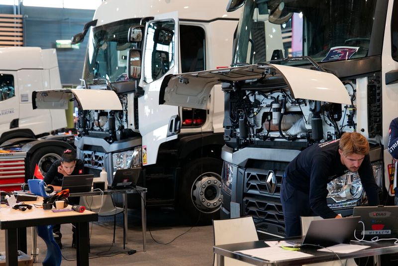 In den schweren Trucks steckt jede Menge Technik, deswegen ist Kompetenz am Laptop gefragt. (Bild: Büttner - VCG)