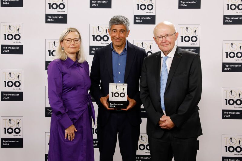 Ibe Ermisch entwickelt und fertigt Geräte und Systeme für den Einsatz in der elektrischen Messtechnik und in der Elektroenergietechnik. Geschäftsführerin Beate-Victoria Ermisch hat das Innovationsmanagement zur Chefinnensache erklärt. Out-of-the-Box-Denken fördert sie nicht nur, sie fordert es auch. So kommt es häufig vor, dass Mitarbeiter mit neuen Ideen auf sie zukommen. Im Bild: Beate-Victoria Ermisch (links, Geschäftsführerin), Jochen Ermisch (Bereichsleiter). (Bild: KD Busch/compamedia)