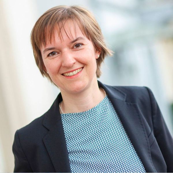 Dr. Isabell Schmidt, IK Geschäftsführerin Kreislaufwirtschaft: „Nur wenige Länder in Europa verfügen bislang über ein so effektives Pfandsystem für PET-Getränkeflaschen wie Deutschland. Um eine ausreichende Versorgung der Branche mit Recycling-Rohstoffen sicher zu stellen, muss die getrennte Sammlung und das hochwertige Recycling von PET-Getränkeflaschen in der gesamten EU massiv ausgebaut werden.“ (Bild: Foto Fabry/IK)