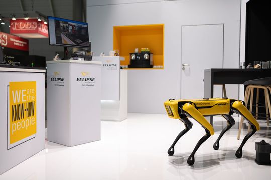 (Die Robotik - hier im Bild der mobile vierbeinige Roboter mit dem Namen 'Spot' von Boston Dynamics - war erneut Zuschauermagnet in Stuttgart. Bild: P. E. Schall GmbH & Co. KG)