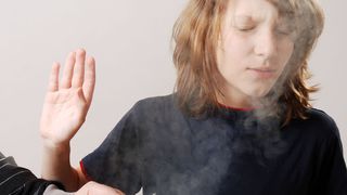 Passivrauchen: Acrolein hemmt die Immunabwehr und kurbelt so das Tumorwachstum an  (© Kitty - Fotolia.com)