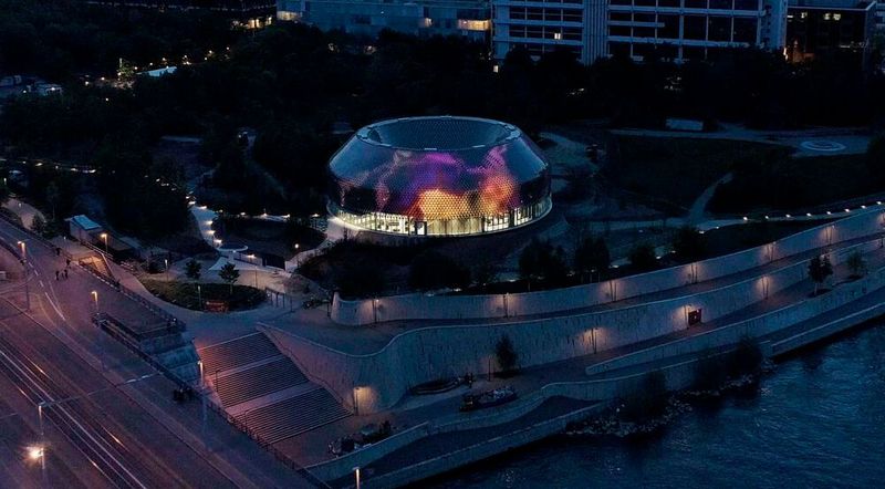 Das neue Gebäude verfügt über eine markante Nullenergie-Medienfassade. Diese zeigt Werke der drei internationalen Künstler Daniel Canogar, Esther Hunziker und Semiconductor. (Bild: iart)