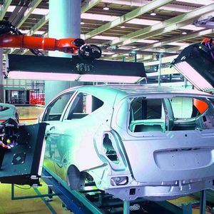 Isra Vision hat ein ausgefeiltes Kamerasystem mit entsprechender Auswertelogik namens Car paint Vision entwickelt. Die Oberflächenfehlersuche bei der Pkw-Neulackierung kann erstmals vollständig automatisiert ablaufen.