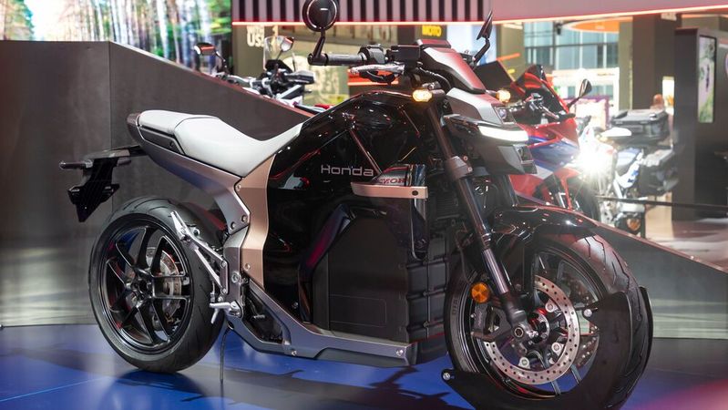 Honda hat auf der Eicma mit der WN7 sein erstes E-Motorrad vorgestellt.(Bild:  EICMA)