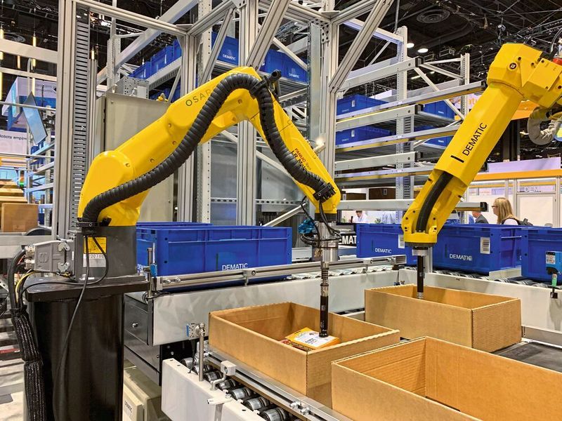 Zum Leistungsportfolio von Dematic gehört unter anderem ein Roboterarm für die automatische Kommissionierung, der selbstständig einzelne Artikel auswählt, sie anhebt und sie in die vorgesehenen Behälter befördert. (Dematic)