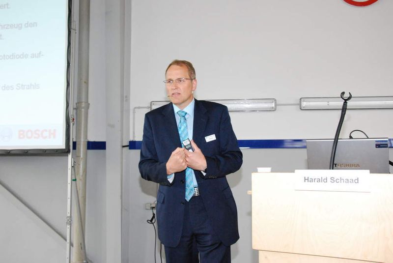 Harald Schaad von Bosch erläuterte die Funktionsweise von ACC. (Archiv: Vogel Business Media)