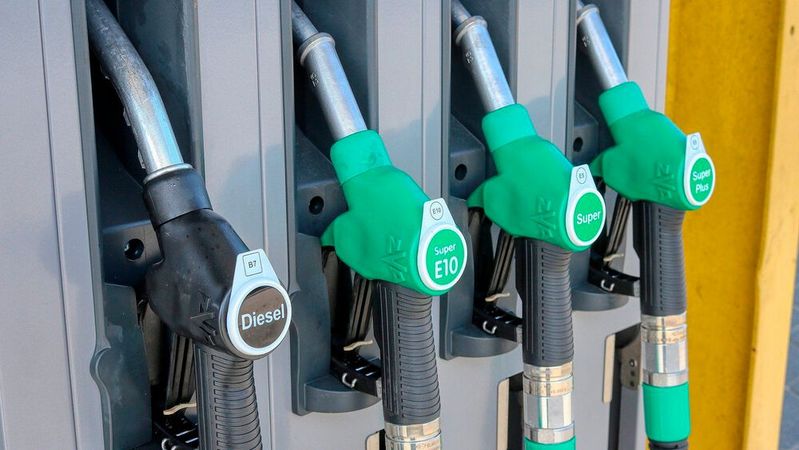 Den Beschluss der Bundesregierung, die Energiesteuer vorübergehend zu senken, um damit den extrem steigenden Kraftstoffpreisen entgegenzuwirken, wertet das Kfz-Gewerbe grundsätzlich positiv. (Bild:  gemeinfrei /  Pixabay)